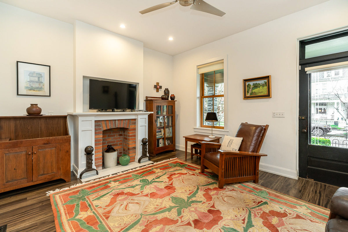 105 e Mithoff St-18