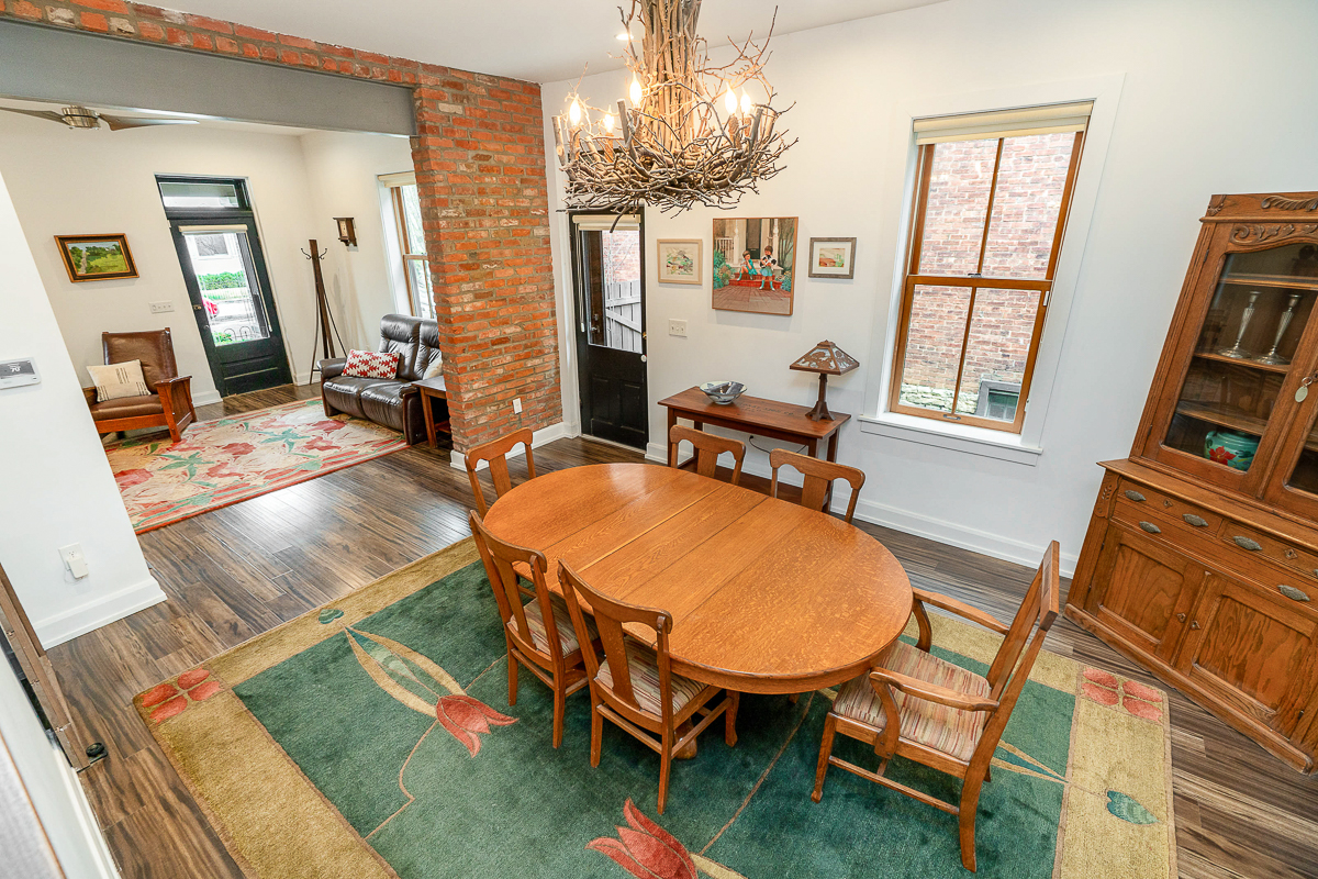 105 e Mithoff St-21