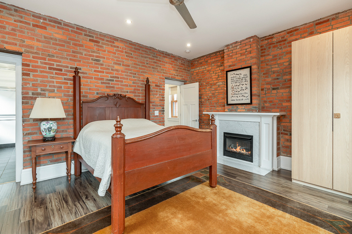 105 e Mithoff St-31