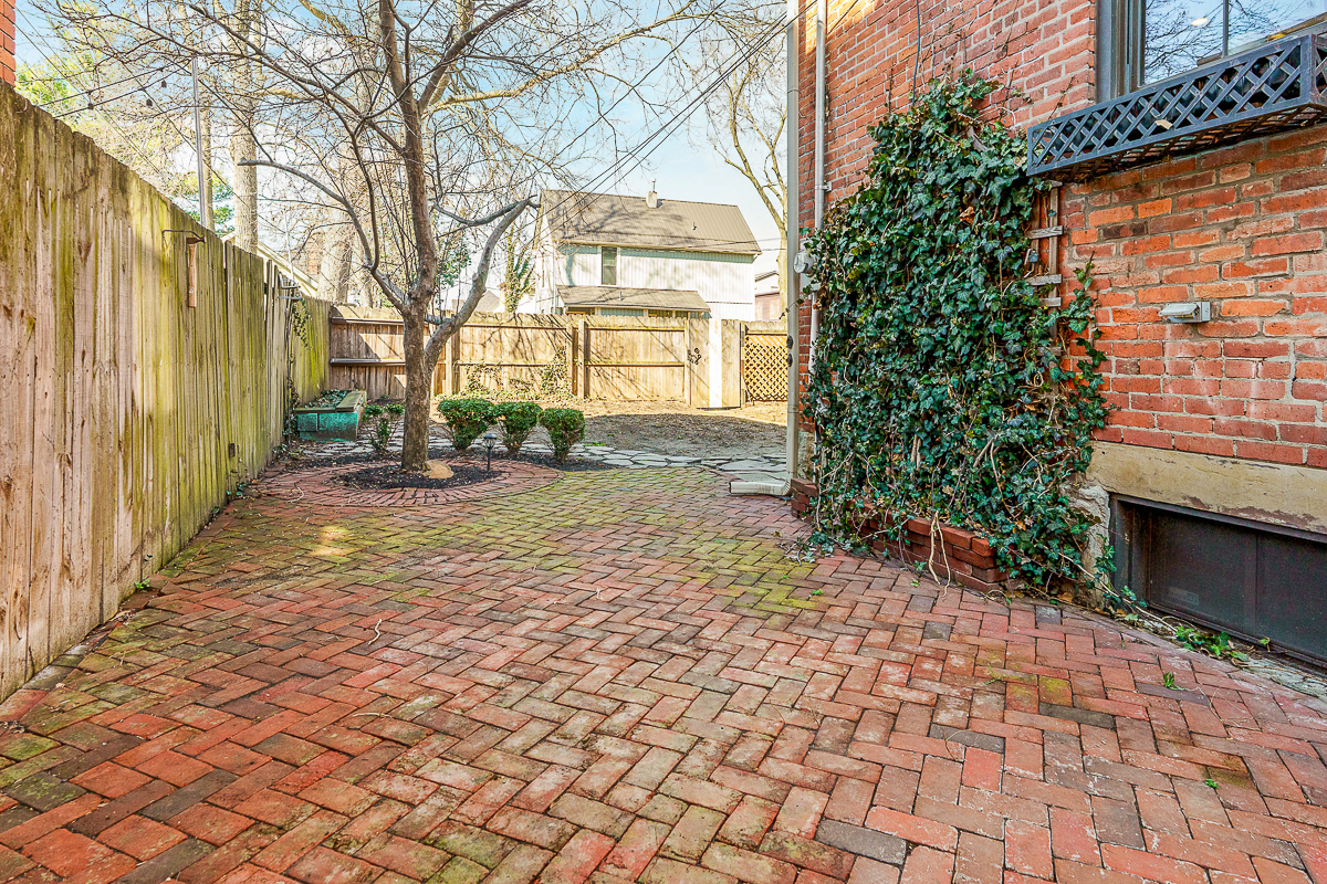 1279 Summit St-11