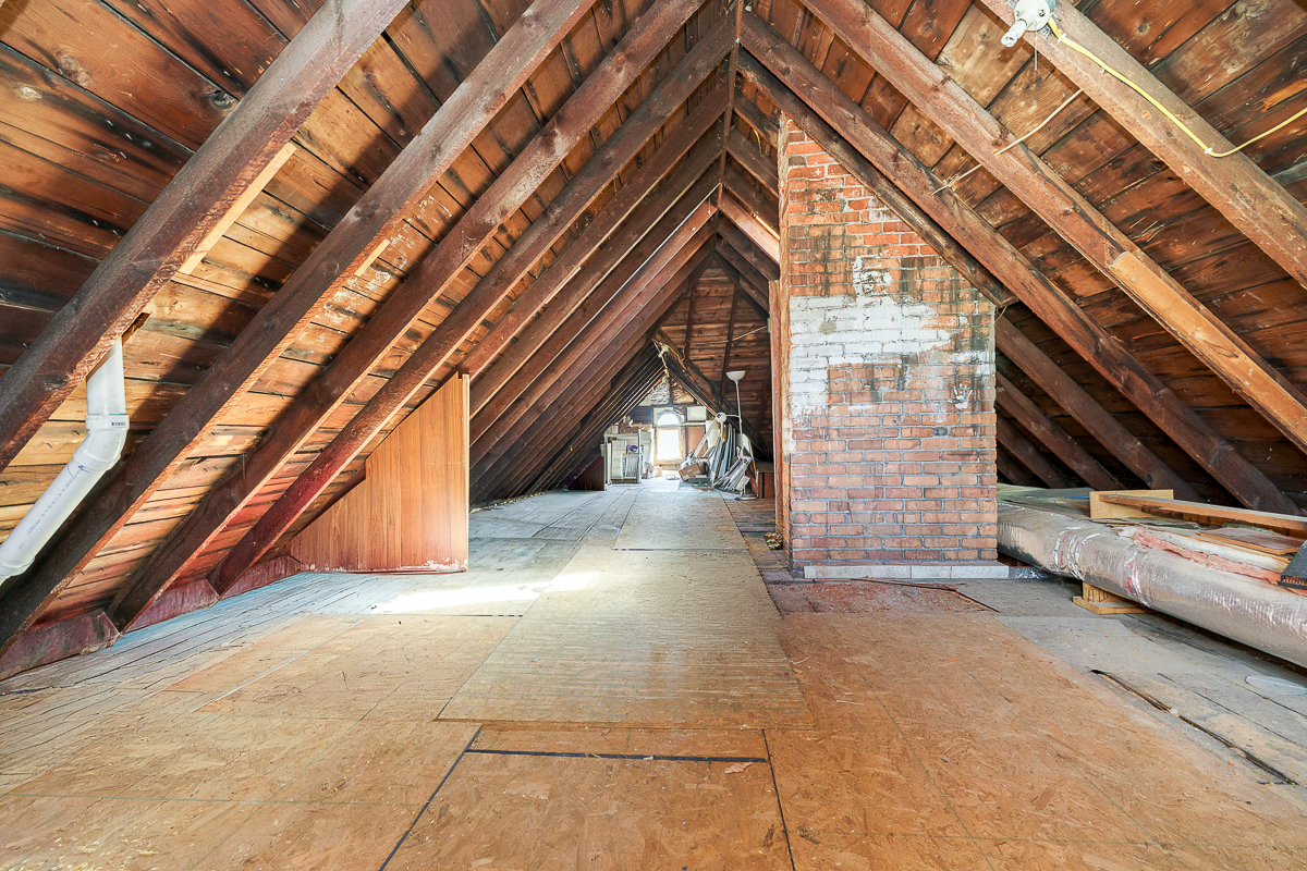1279 Summit St-40