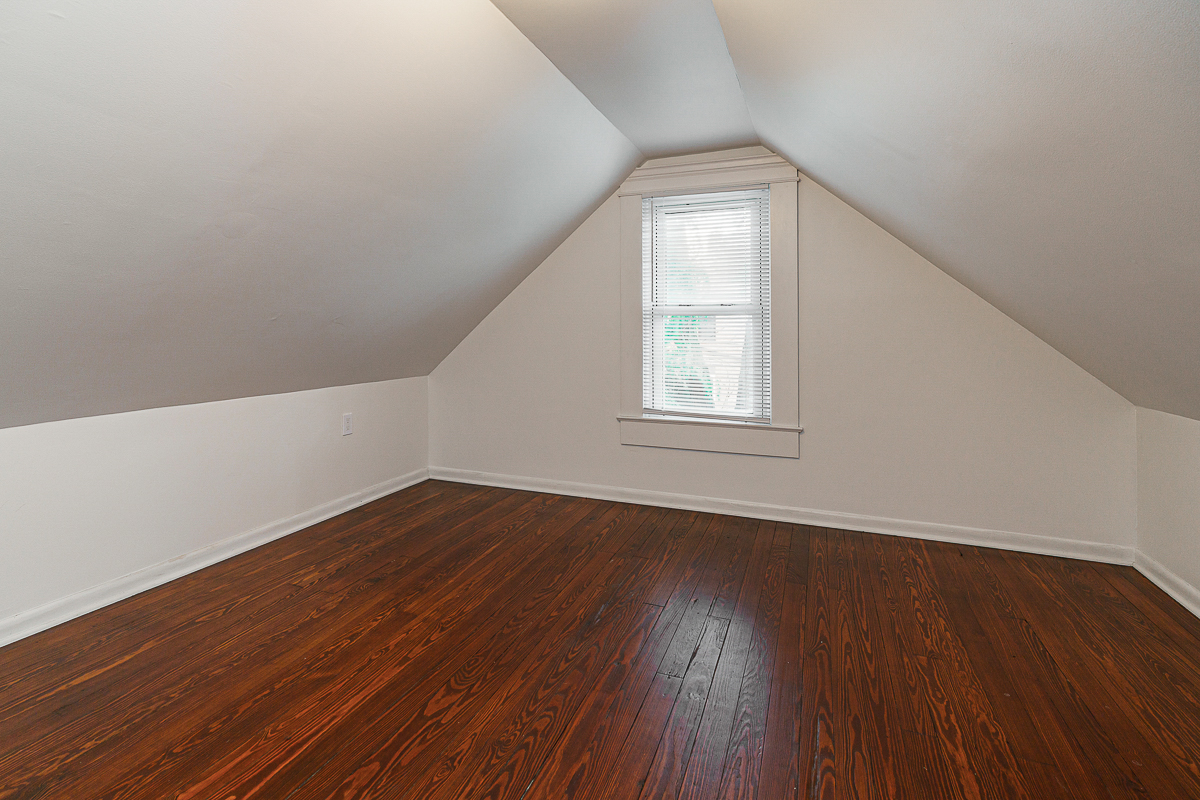 489 Elsmere St-26