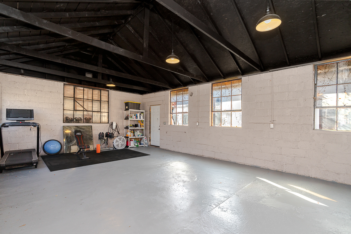 707 s 6th St-13