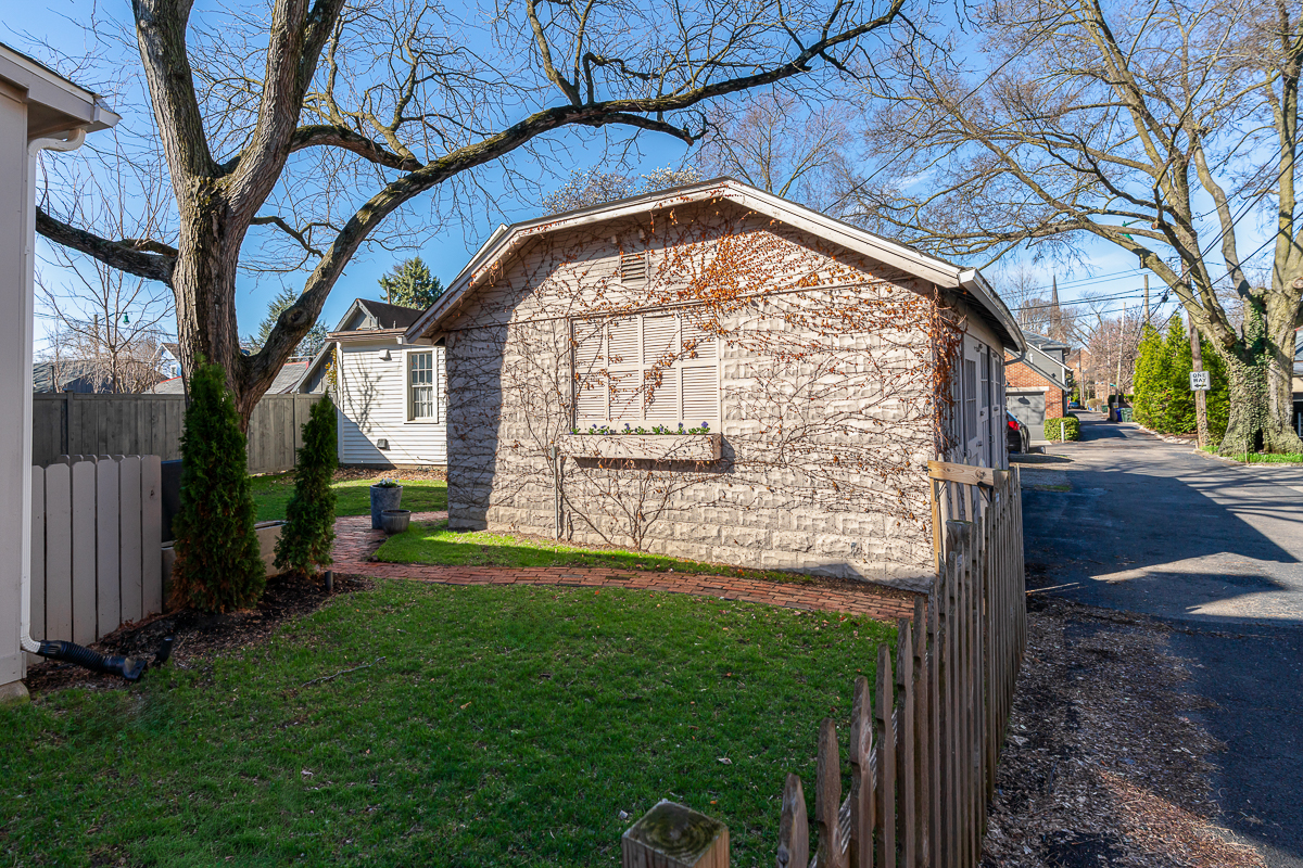 707 s 6th St-9