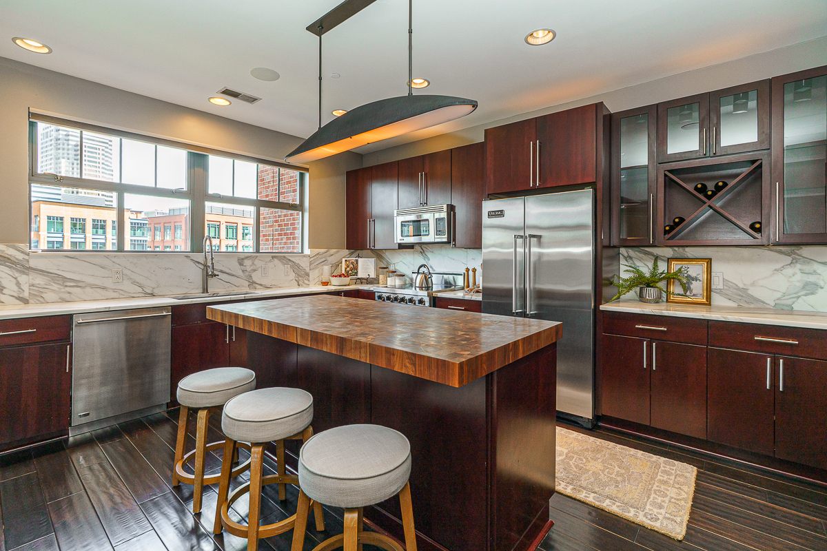 250 Daniel Burnham Sq #707-27