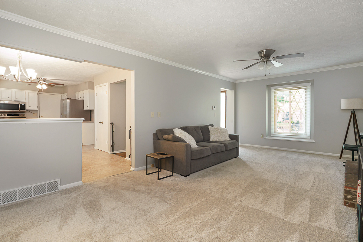 7439 Saunderlane Rd-21