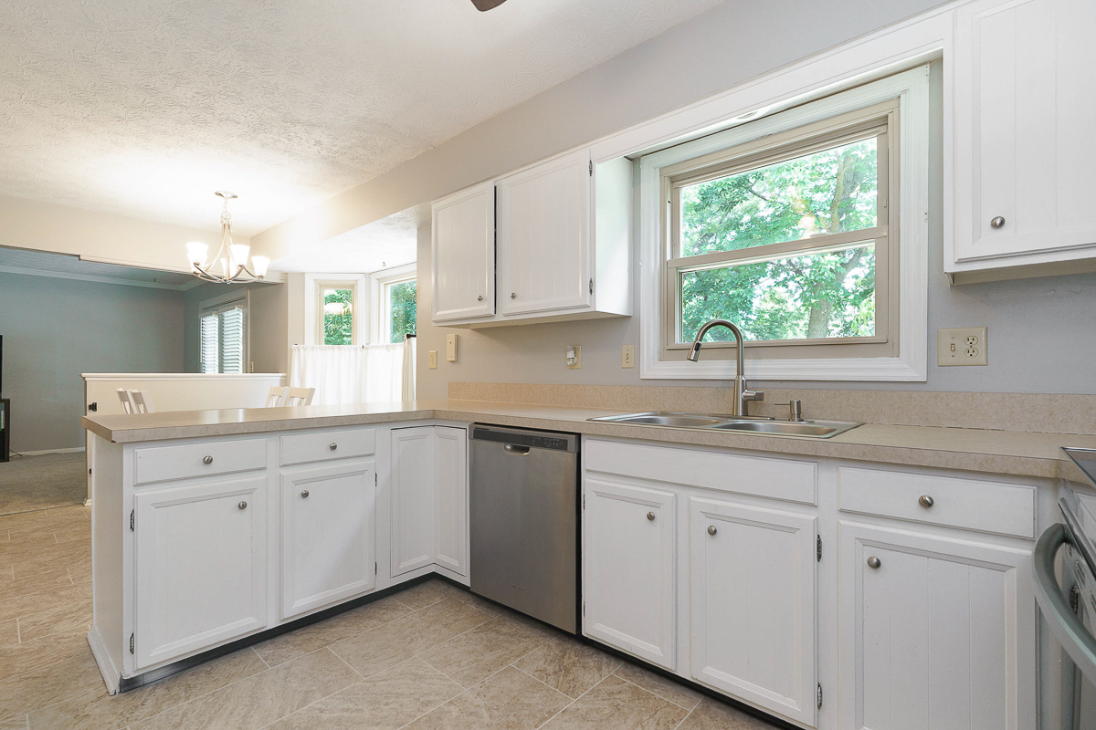 7439 Saunderlane Rd-26