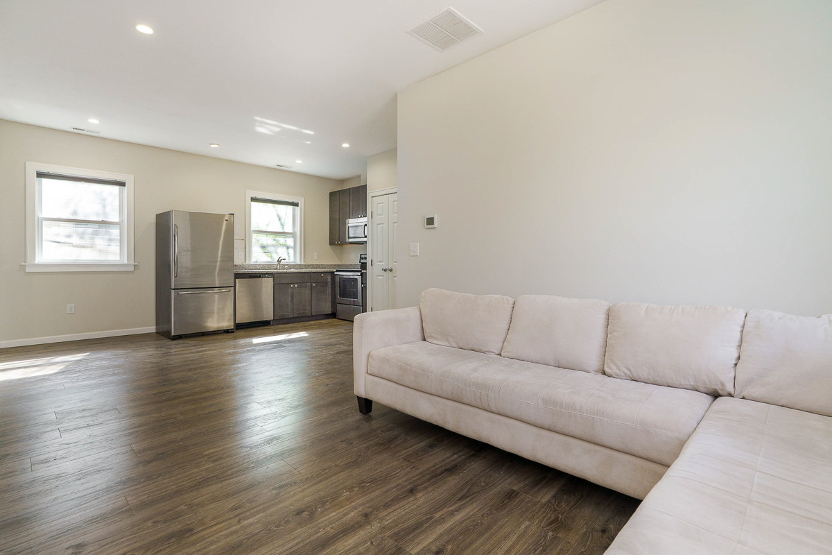 834 Hamlet St-19