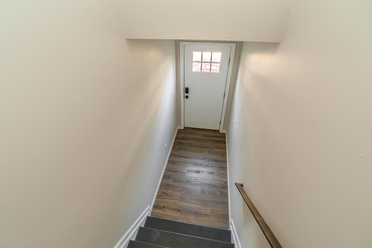 834 Hamlet St-21