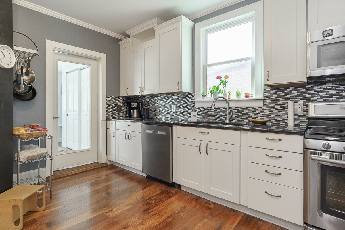 834 Hamlet St-29