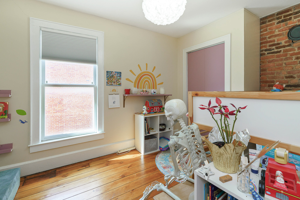 834 Hamlet St-46