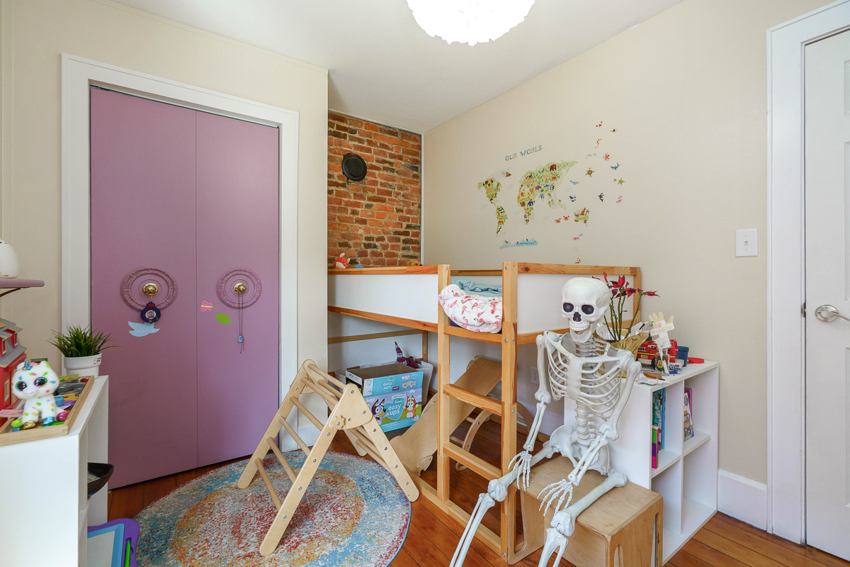 834 Hamlet St-47