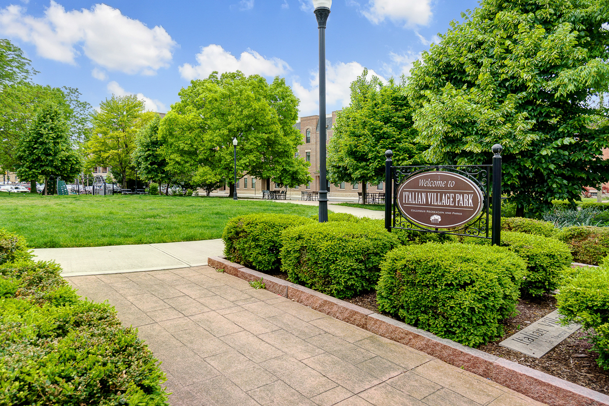 834 Hamlet St-53